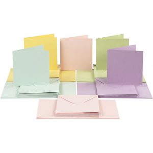Kaart + envelop pastelkleur , afm. 15 x 15 cm.