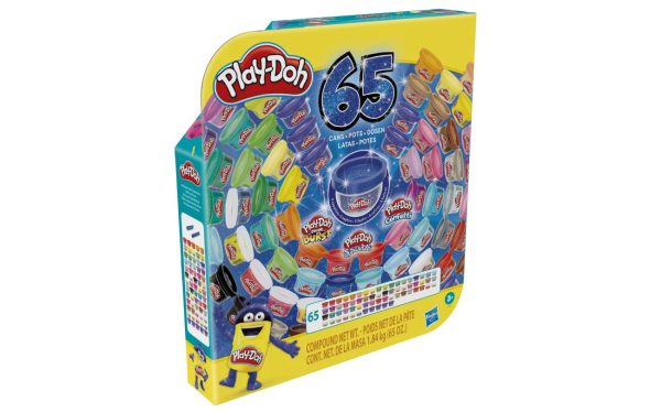 Vier elke gelegenheid met kleur, kleur en nog meer kleur! Deze 65-delige Play-Doh-set bevat wel 60 kleuren en is perfect om te delen onder kinderen. De set bestaat uit Play-Doh-potjes van 28 gram met 5 potjes glinsterend blauwe Play-Doh Sapphire-klei plus 32 klassieke kleuren, 7 Play-Doh Confetti-kleuren, 13 Play-Doh Sparkle-kleuren en 8 Color Burst-mengkleuren. Deze Play-Doh-set bevat tal van leuke potjes die geschikt zijn als kleine geschenkjes voor een feestje, om goodiebags te vullen, voor knutselactiviteiten of als fantastisch geschenk voor kinderen vanaf 3 jaar die graag creatief bezig zijn met boetseerklei! STEL JE EEN WERELD VAN PLAY-DOH-KLEUREN VOOR: deze 65-delige set met Play-Doh-boetseerklei bevat een uitgebreid assortiment van 60 verschillende kleuren met klassieke regenboogkleuren en Sparkle-, Confetti- en Color Burst-klei 65 POTJES VAN 28 GRAM: de leuke Play-Doh-potjes van 28 gram zijn transparant zodat de kleuren zichtbaar zijn. Elk potje is afsluitbaar en dus gemakkelijk te bewaren voor toekomstige speelsessies MET PLAY-DOH SAPPHIRE SPARKLE: 5 potjes superglinsterende saffierblauwe Play-Doh-klei geven de kindercreaties extra glans ZOVEEL MANIEREN OM TE DELEN: deze kleine Play-Doh-potjes zijn perfect om te worden gedeeld als geschenkjes op een verjaardagsfeest, voor knutselactiviteiten of als fantastisch geschenk voor kinderen vanaf 3 jaar die graag creatief bezig zijn met boetseerklei ORIGINELE PLAY-DOH-KWALITEIT: Play-Doh-boetseerklei is een speelgoedfavoriet sinds 1956 en bestaat voornamelijk uit tarwe, water en zout. De klei wordt aan strenge tests onderworpen om de hoogwaardige kwaliteit en speelplezier te garanderen
