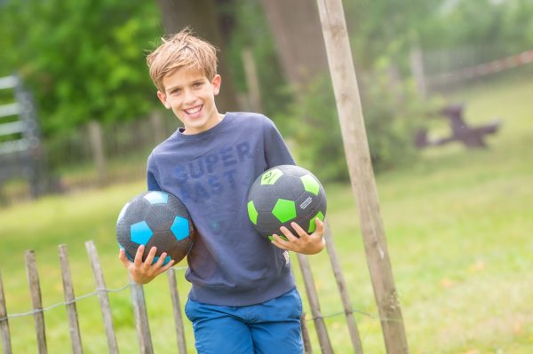 voetbal_straatvoetbal_rubber-bal_bal-maat-5_zwart-blauw.jpg