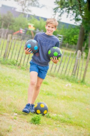 voetbal_straatvoetbal_rubber-bal_bal-maat-5_zwart-blauw_zwart-groen_zwart-geel-scaled.jpeg